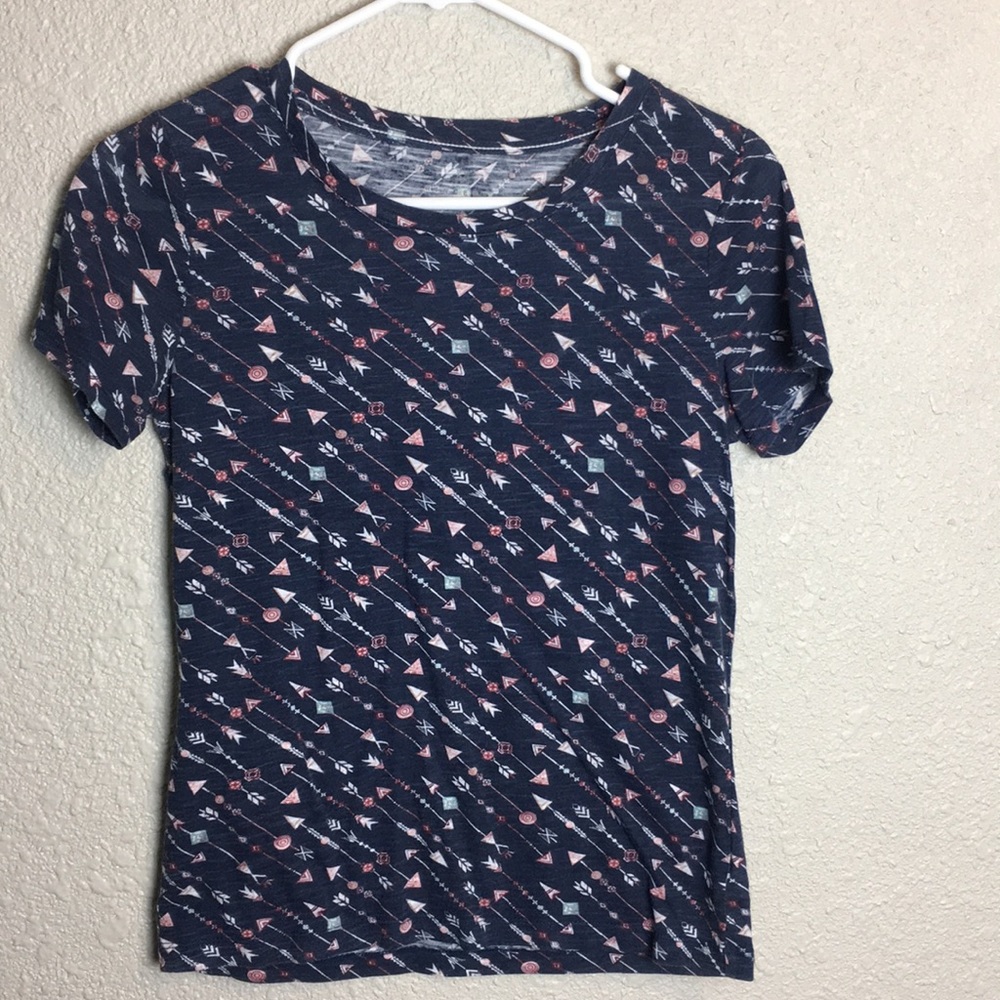 navy blue t-shirt with pink and grey arrows